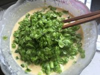 诱人的榆钱鸡蛋饼做法图解5)