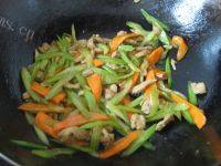 家常菜芹菜胡萝卜炒肉丝