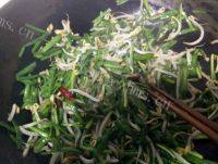 家常韭菜炒豆芽做法图解8)