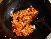 家常菜黄豆炒肉皮做法图解5)