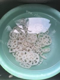 美味的胭脂藕片做法图解7)