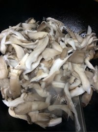 色香味浓的蘑菇炒肉做法图解5)