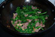 家常菜芥兰炒牛肉做法图解6)