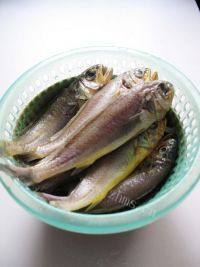 食欲满满的煎小黄花鱼做法图解2)