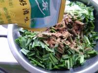 美味的韭菜粉丝馅饼做法图解12)