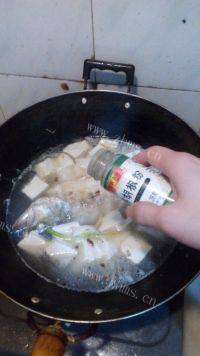 美味的鲈鱼豆腐汤做法图解11)
