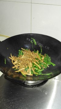 家常菜韭菜炒香干做法图解5)
