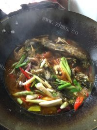 家常荷包蛋焖黄骨鱼做法图解4)