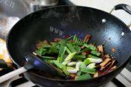 家常菜柴火香干炒薰肉做法图解7)