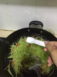 诱人的莴笋炒肉丝做法图解6)