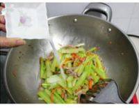 浓油赤酱的芹菜肉丝做法图解9)