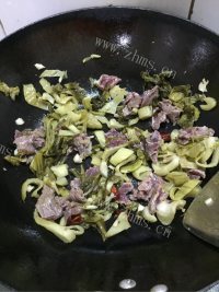 酸菜炒牛肉做法图解6)