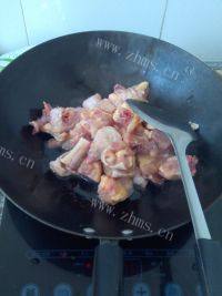 口味极佳的小鸡炖土豆做法图解3)