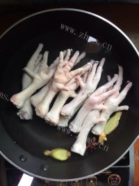 喷香的泡椒鸡爪做法图解2)