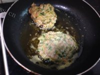 美味的肉饼鸡蛋生菜汉堡做法图解9)