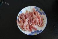 常吃不腻的蒜苔木耳炒肉做法图解2)