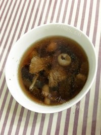 美味的野生菌瘦肉炖汤做法图解8)
