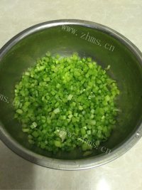 简易的猪肉芹菜馅饺子做法图解5)