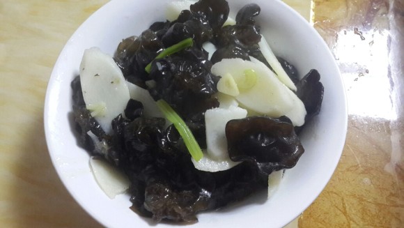 色泽鲜亮的山药炒木耳