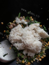家常玉米肉末炒饭做法图解6)
