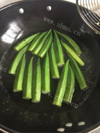 诱人的白灼秋葵做法图解2)