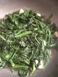 鲜甜清炒莴笋叶做法图解7)
