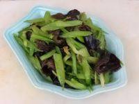 香气逼人的芹菜炒木耳