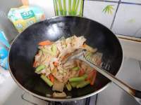 家常菜西芹炒豆皮做法图解8)