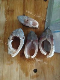珍馐美味的秘制熏鱼做法图解1)