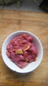 家常菜莴笋炒肉片做法图解2)