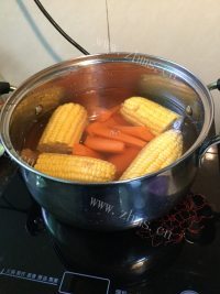 玉米排骨汤做法图解4)