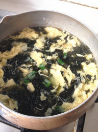 热腾腾的紫菜蛋花汤做法图解12)
