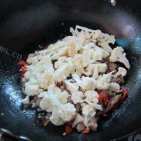 可口的菜花炒肉做法图解4)