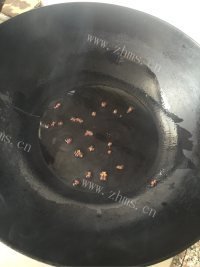 美味的红虾豆腐香锅 做法图解4)