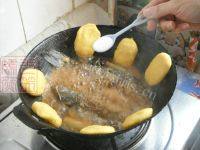 美味铁锅炖鱼贴饼子做法图解12)