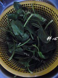 美味的菠菜鱼丸汤做法图解2)