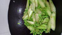 香飘的丝瓜炒毛豆做法图解6)