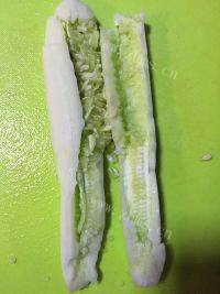 家常菜皮蛋拌黄瓜做法图解5)