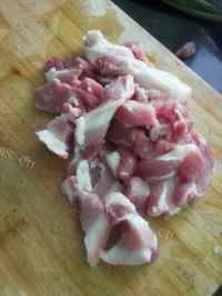 家常菜蒜苔炒肉做法图解2)