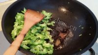 家常的香辣豆豉鱼苦瓜做法图解6)