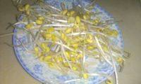 美味的酸菜鱼头汤做法图解2)