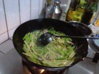 （美味可口）芹菜炒土豆丝做法图解6)