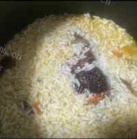 特色美食羊肉抓饭做法图解7)