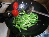 下酒菜蒜香甜豆做法图解7)