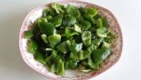 家常菜青椒炒豆腐干做法图解2)