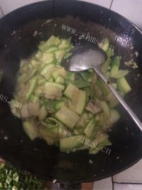 家常菜肉炒角瓜做法图解5)