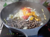 脆嫩可口的冬笋炒牛肉做法图解6)