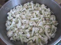 家常菜肉炒菜花做法图解2)