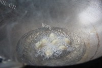 诱人的泡椒牛蛙做法图解2)