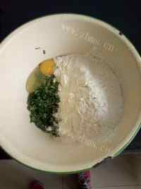色泽鲜亮的韭菜鸡蛋饼做法图解2)